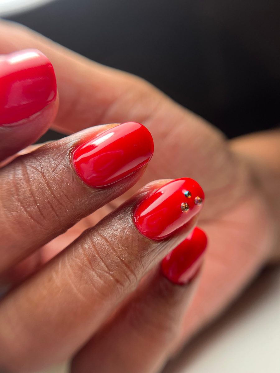 Korte nagels met BIAB in een rode kleur