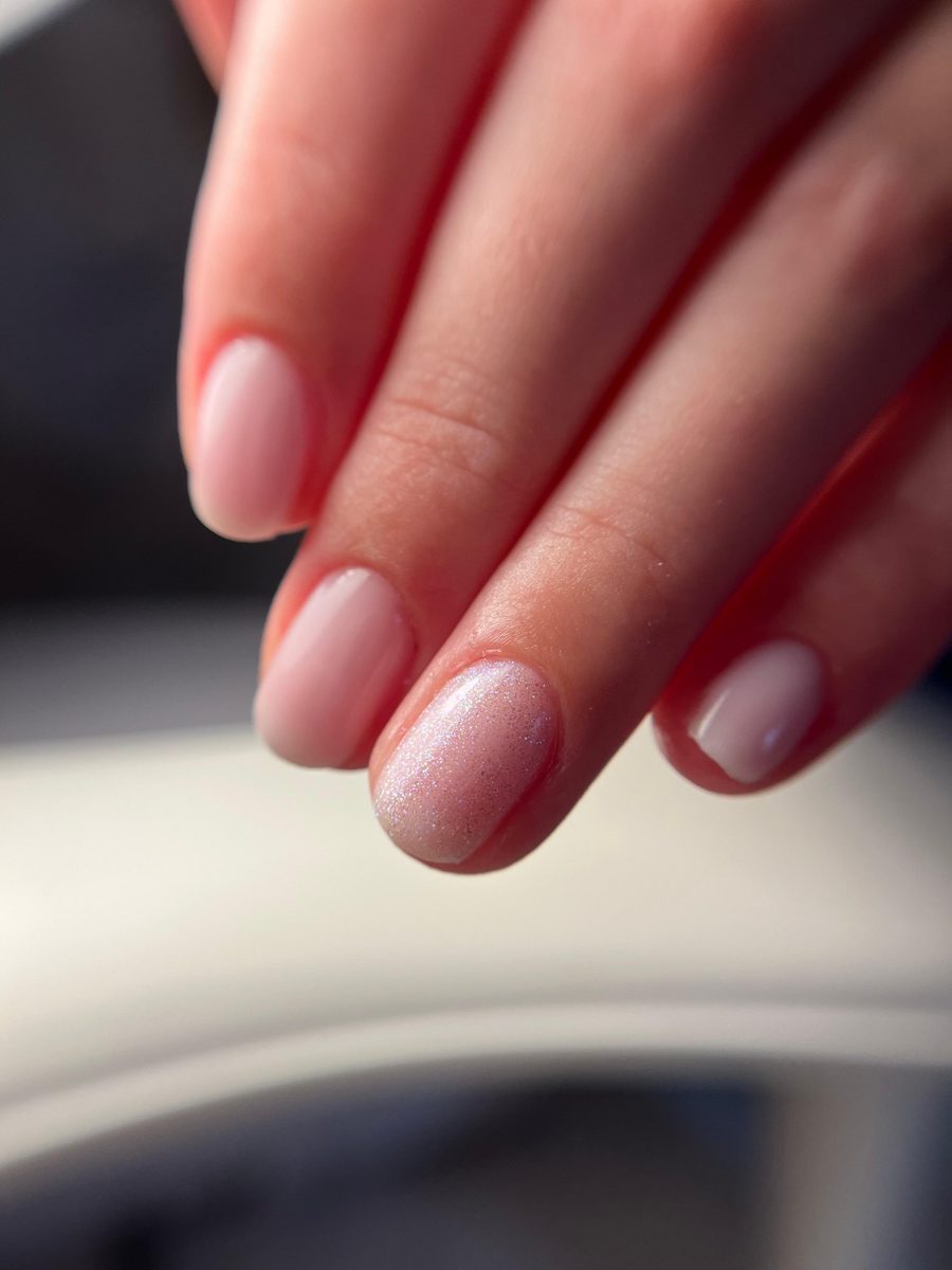 Korte natuurlijke nagels met BIAB in een zachte nude tint